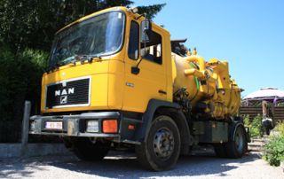 camion jaune de vidange de fosse septique